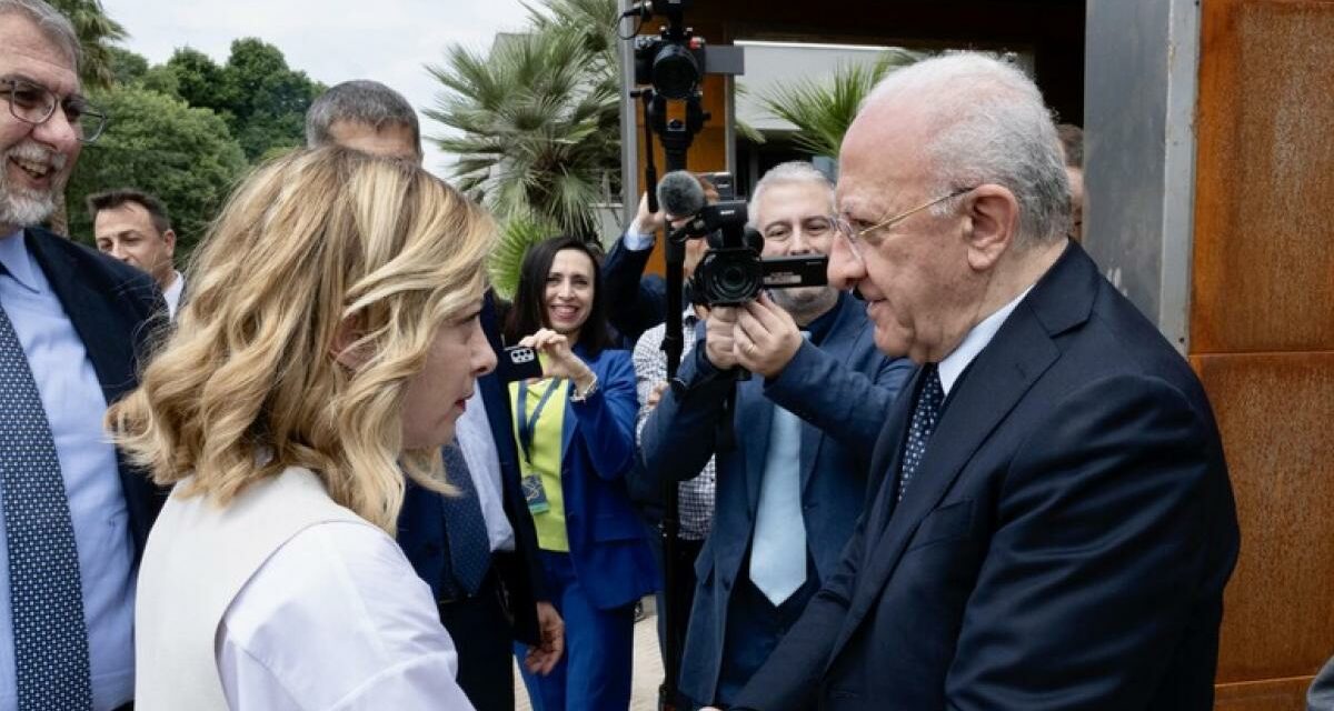 Meloni ancora contro De Luca: lo rifarei 100 volte. E attacca Schlein: non ha coraggio come leader e come donna