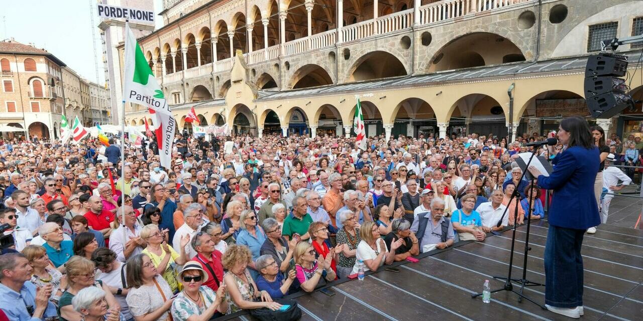 L’affondo della Schlein nell’anniversario di Berlinguer: «Non ce ne facciamo granché di una premier donna se non migliorano le condizioni femminili»