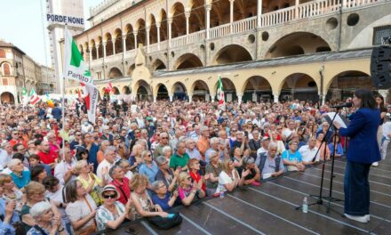 L’affondo della Schlein nell’anniversario di Berlinguer: «Non ce ne facciamo granché di una premier donna se non migliorano le condizioni femminili»
