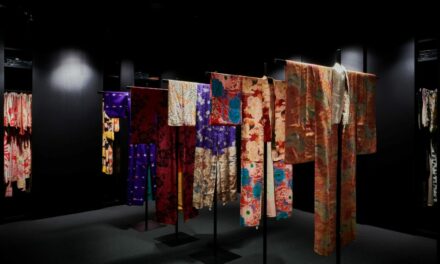 La moda italiana oltre le fashion week: alla scoperta della seta stampata di Mantero, tra la tradizione di Como e il fascino del Giappone