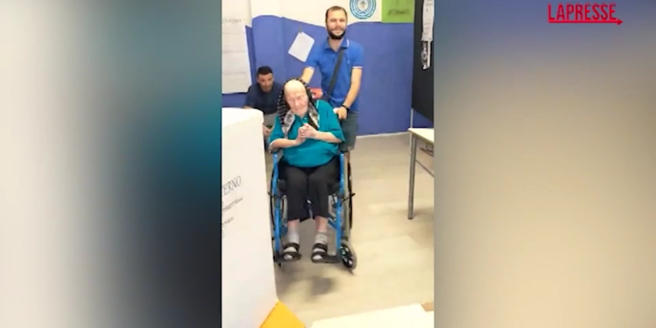 VIDEO Elezioni, dalla casa di riposo al seggio: donna di 108 anni va a votare