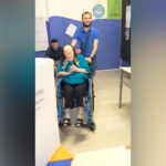 VIDEO Elezioni, dalla casa di riposo al seggio: donna di 108 anni va a votare