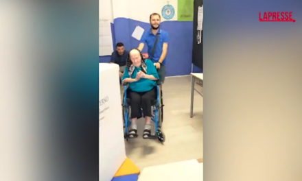 VIDEO Elezioni, dalla casa di riposo al seggio: donna di 108 anni va a votare